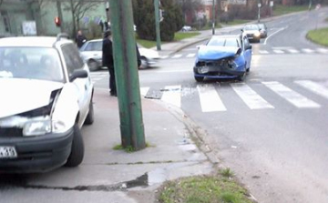 Két kocsi lett a figyelmetlenség áldozata