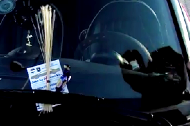 Szaloncukorral és virgáccsal érkezett a Rendőrmikulás - DSTV videóval