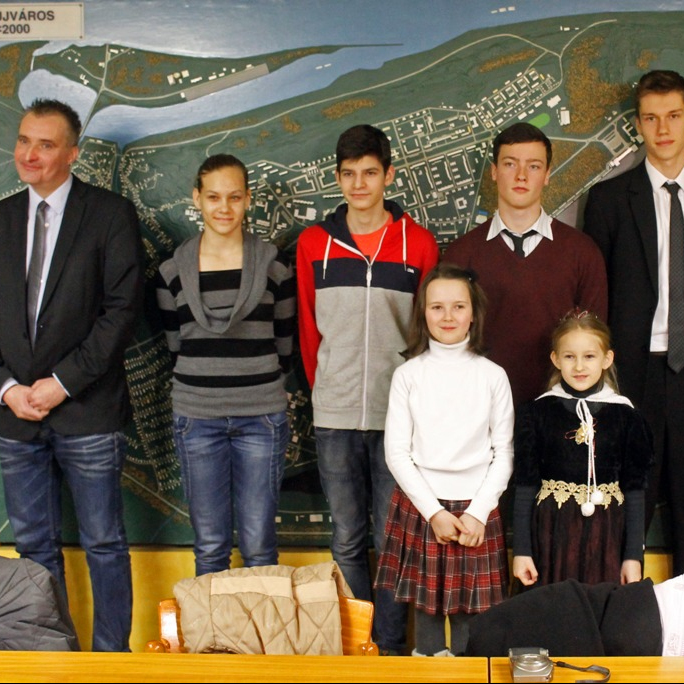 A polgármester fogadta a diákokat- képekkel