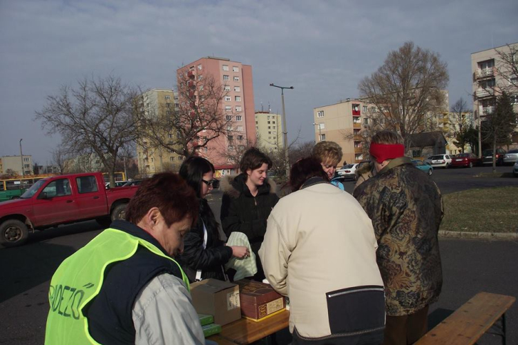 Ételosztás Dunaújvárosban