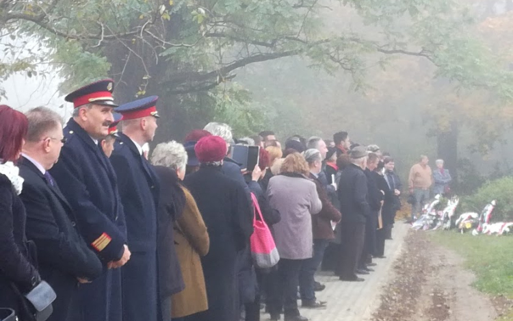 A MIÉP a Jobbik és az MSZP közös koszorúzásáról