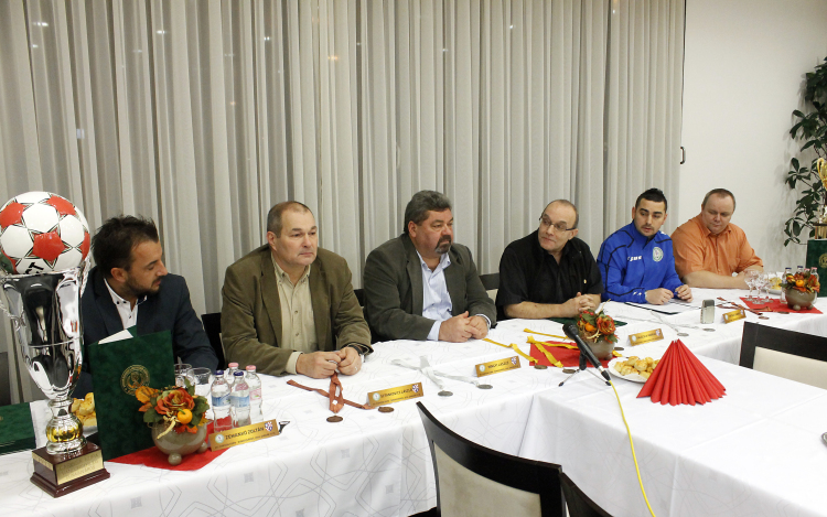 Lesz-e új név a vándorserlegen?