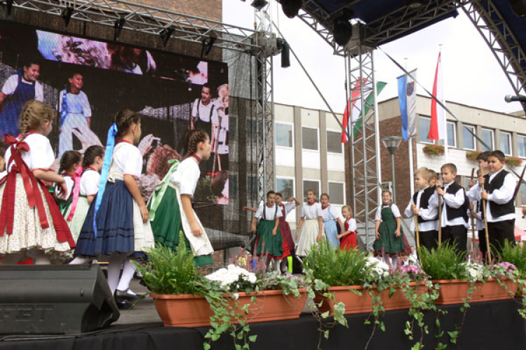  A Vasas Néptáncegyüttes a Főtér avatásán
