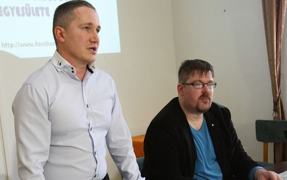 Kerékpárosok egymásért