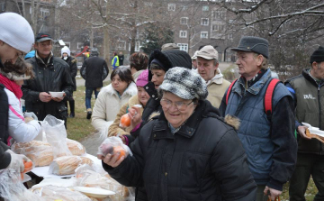 Ételosztás Dunaújvárosban