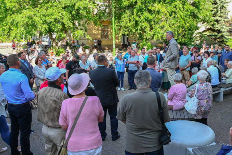 Lázár János: meg fogjuk építeni az M8-as autópályát és a V0-ás vasúti körgyűrűt