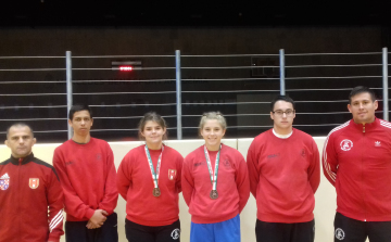 Lányok is a szőnyegen