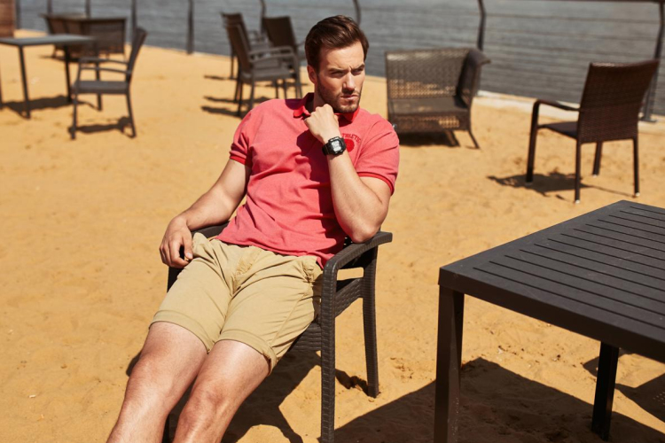 Hogyan (ne) viseljük a galléros férfi pólót? Teljes útmutató