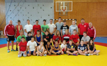 Edzőtáboroztak a birkózók