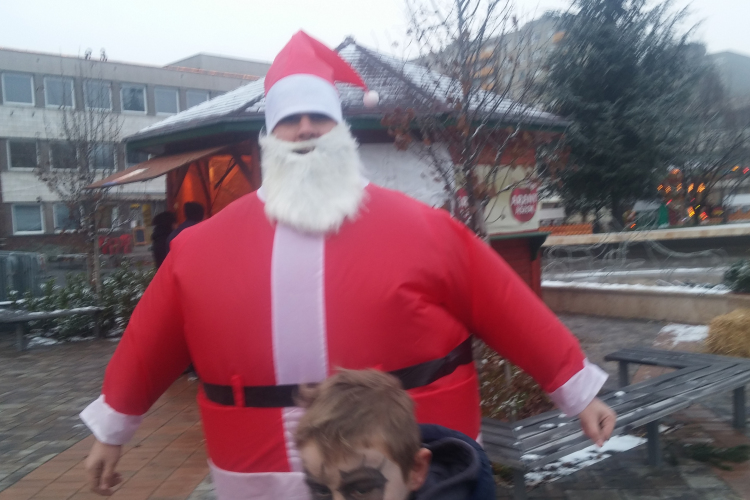 Itt a Mikulás a téren