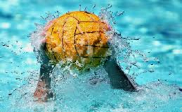 Vecsén ugrik medencébe a Városi Sportiskola utánpótlás leány csapata