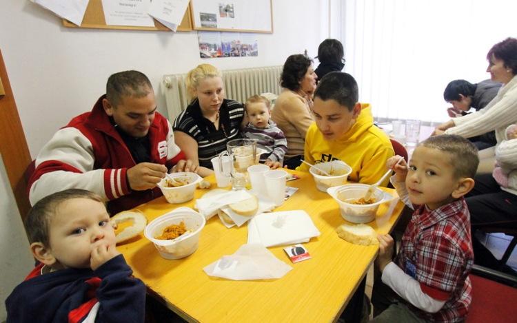 Ételosztás a Fészekben