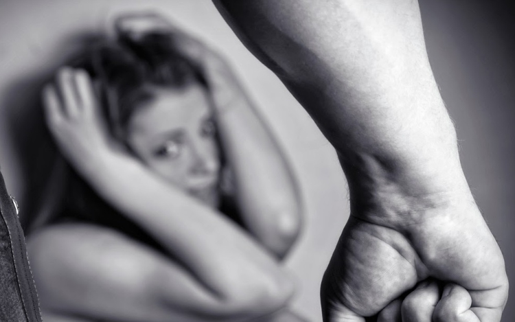 Bezárta és bántalmazta élettársát