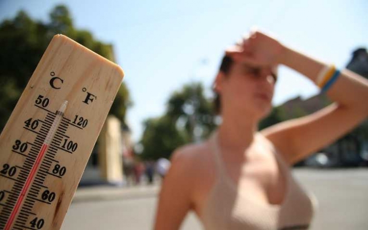 Országszerte figyelmeztetések vannak érvényben a hőség miatt