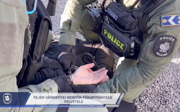 TÖBB SZÁZMILLIÓS DROGFOGÁS FEJÉRBEN 