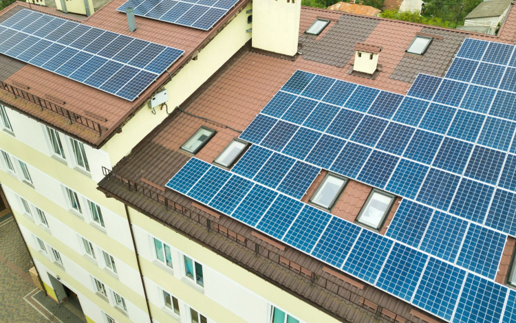 Megfizethető kényelmet nyújt az elektromos tetőablak