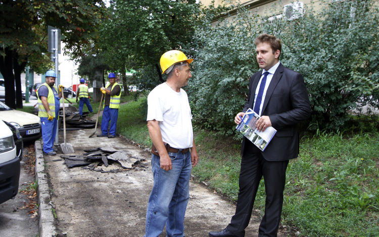 Térkővel borítják a járdát