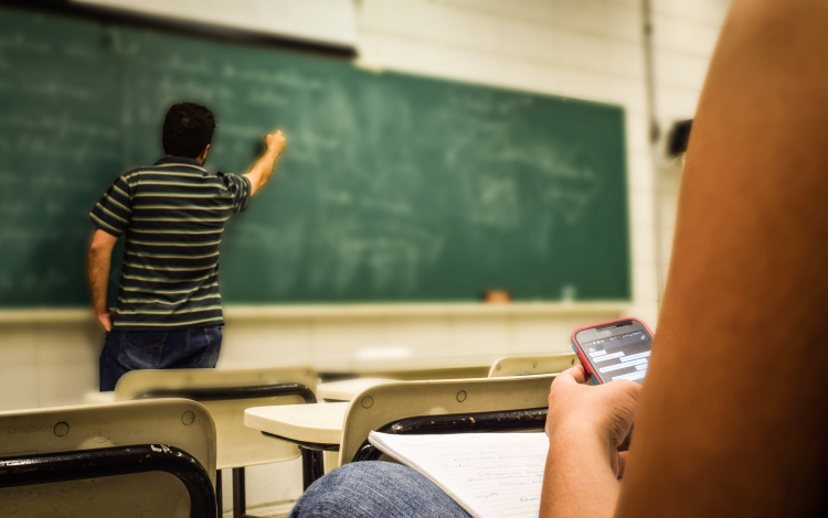 Online vagy tanteremben tanuljunk nyelvet?