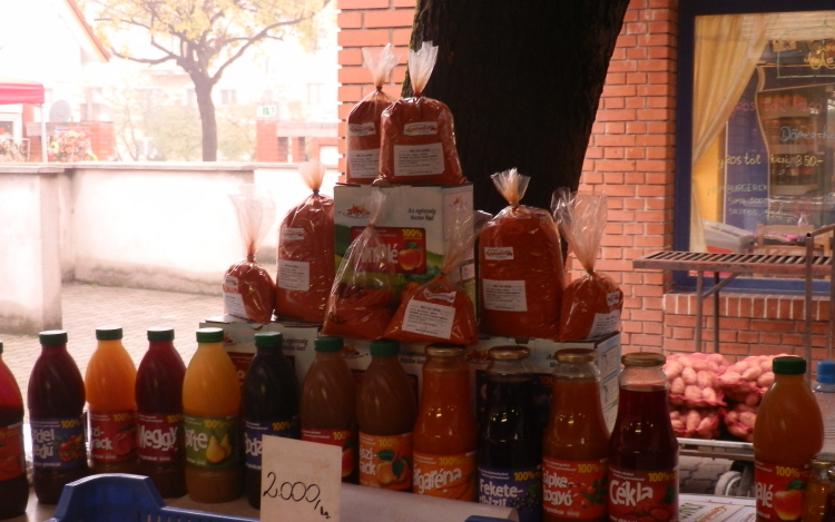 A piacon ellenőrzik az árusokat