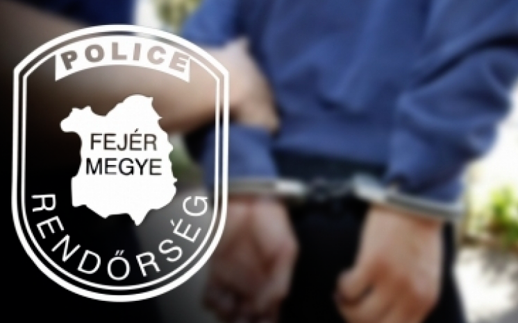 FÉSZERBEN, POKRÓC ALATT REJTŐZÖTT EL A RENDŐRÖK ELŐL