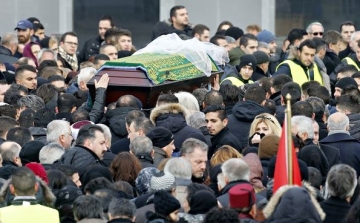 Németországban hősként tisztelnek egy elhunyt török származású diáklányt