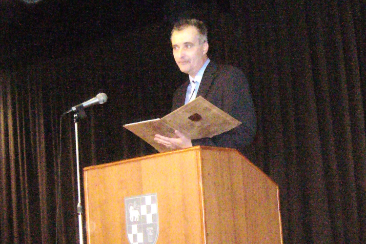 Két különös mozzanat a köztisztviselők ünnepségén