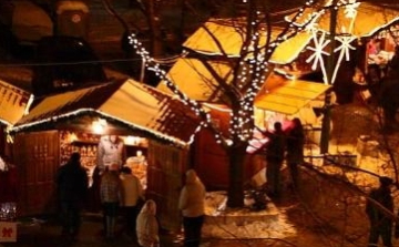 Ünnepi hangulat a Dózsa Mozi előtt - DSTV videóval