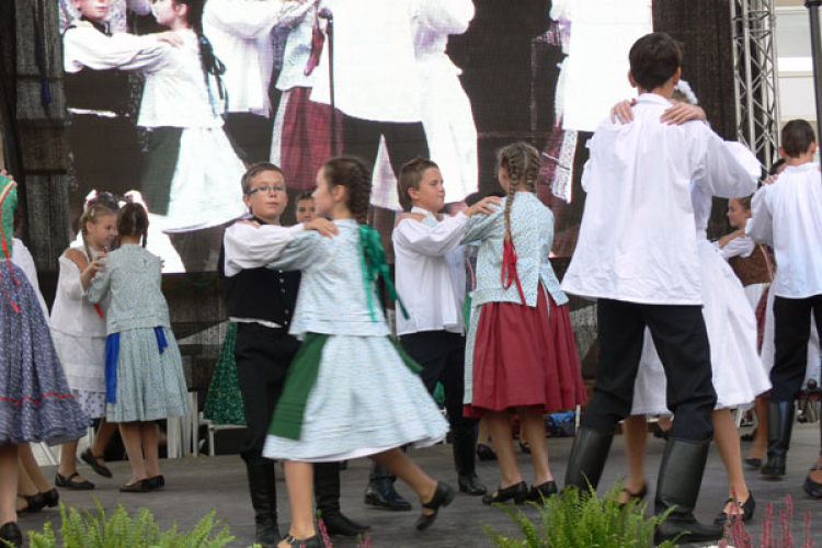 Móricz iskolások szereplése a Főtér avatásán