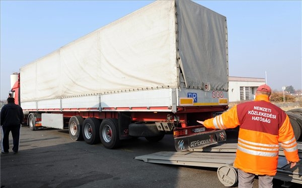 Műszaki hibás kamionok kényszerjavítását rendelték el Zalában