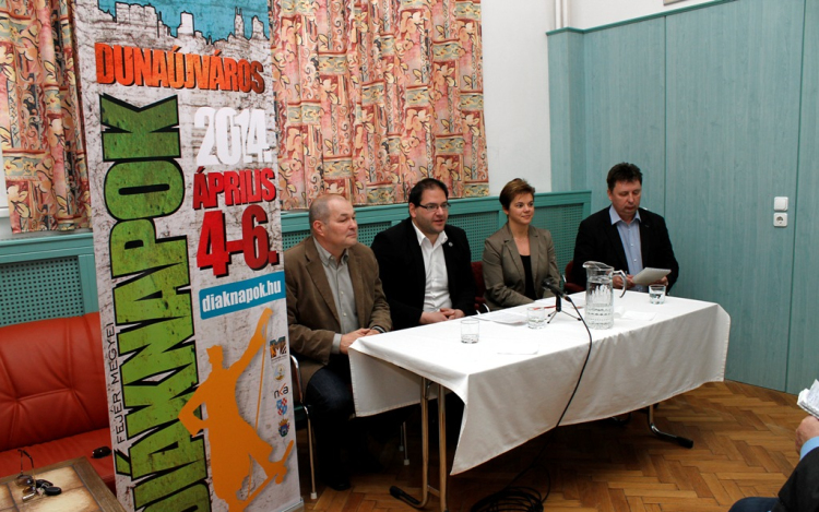 Martinásszal a világot jelentő gördeszkákon