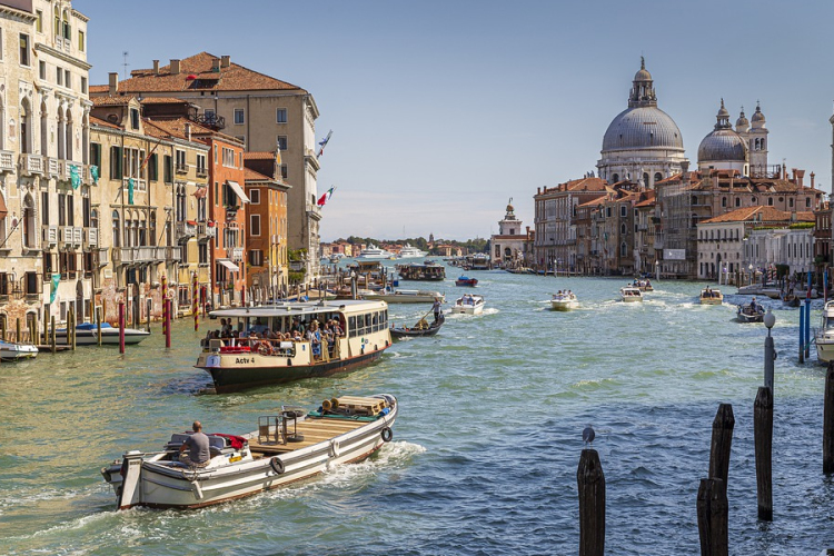 Júniustól szabályozzák a látogatók számát Velencében