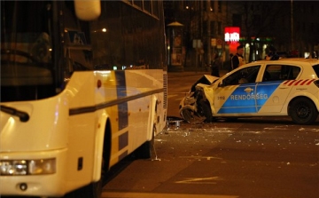 Rendőrautó és autóbusz ütközött Szolnokon, hárman megsérültek