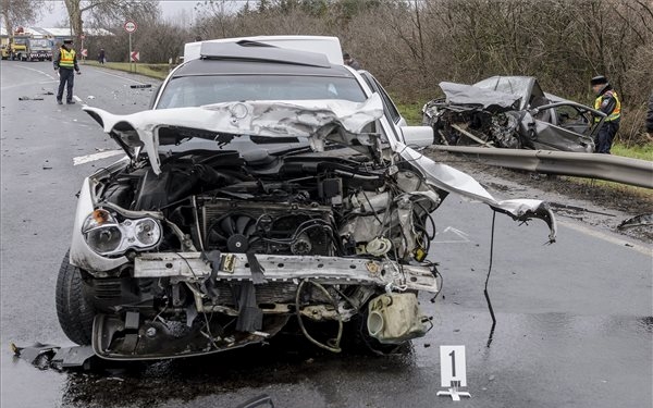 Hárman megsérültek balesetben Debrecen és Mikepércs közöt