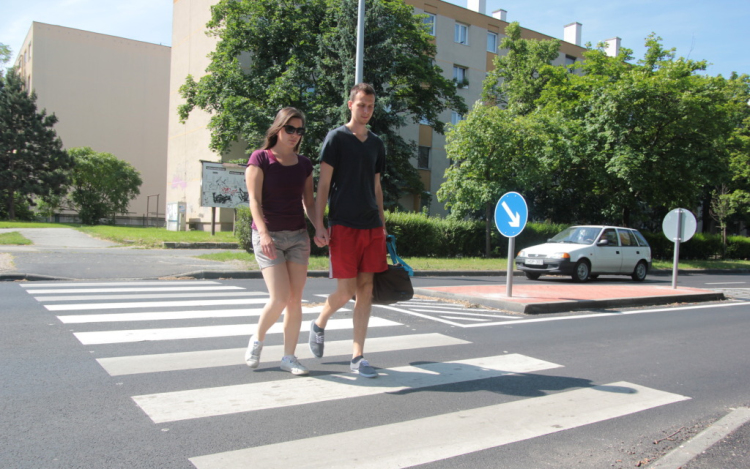 Biztonságos gyalogátkelők a városban