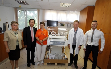 Új és korszerű inkubátort kapott a Szent Pantaleon Kórház gyermekosztálya