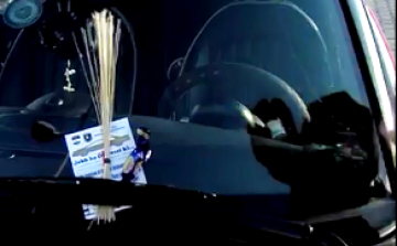 Szaloncukorral és virgáccsal érkezett a Rendőrmikulás - DSTV videóval