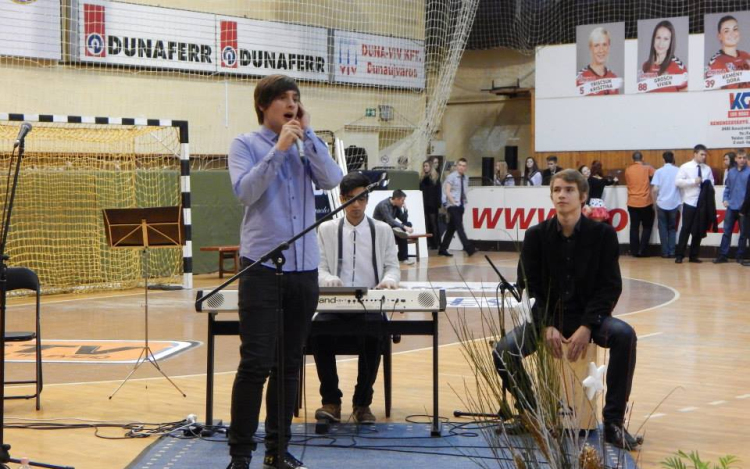 Énekel a gimnázium