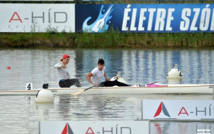 Rangos verseny előtt a kenusok