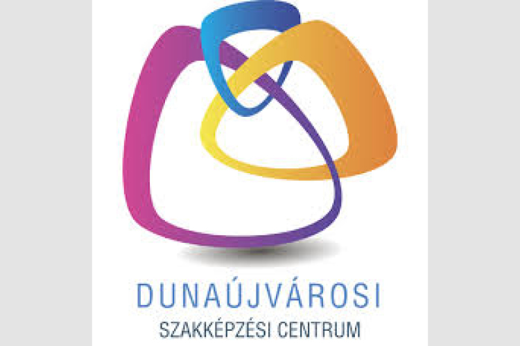 Támogatás átadása a Dunaferr iskolában