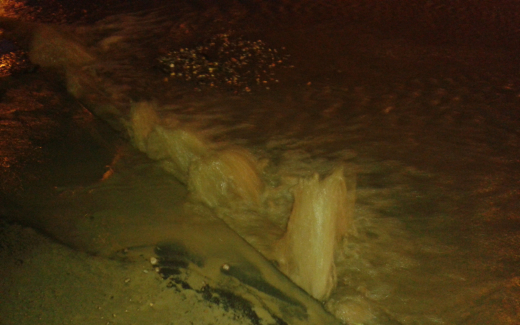 Csőtörés miatt ömlött a víz a Bocskain