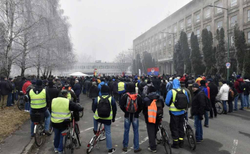 Tüntettek a Dunaferr dolgozói