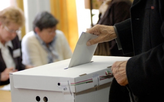 Szavazategyenlőség miatt újabb időközi választást kell tartani Kemeneskápolnán