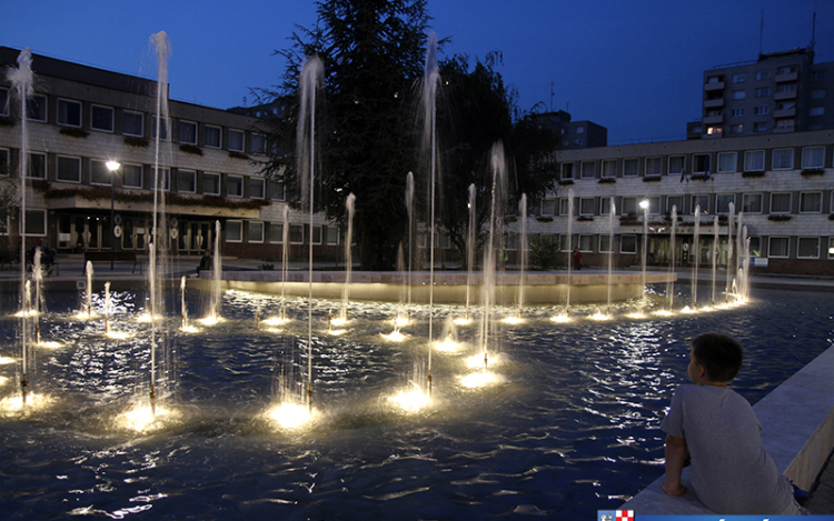 Esti hangulatában a főtér - videóval