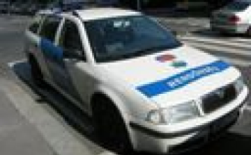 Autó égett a városban