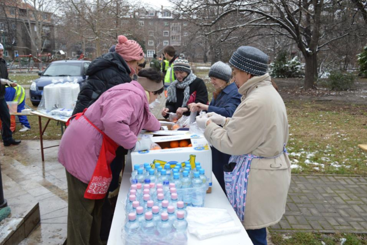 Ételosztás Dunaújvárosban