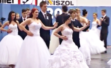 A Széchenyi diákjai keringőztek először - DSTV videóval, képekkel
