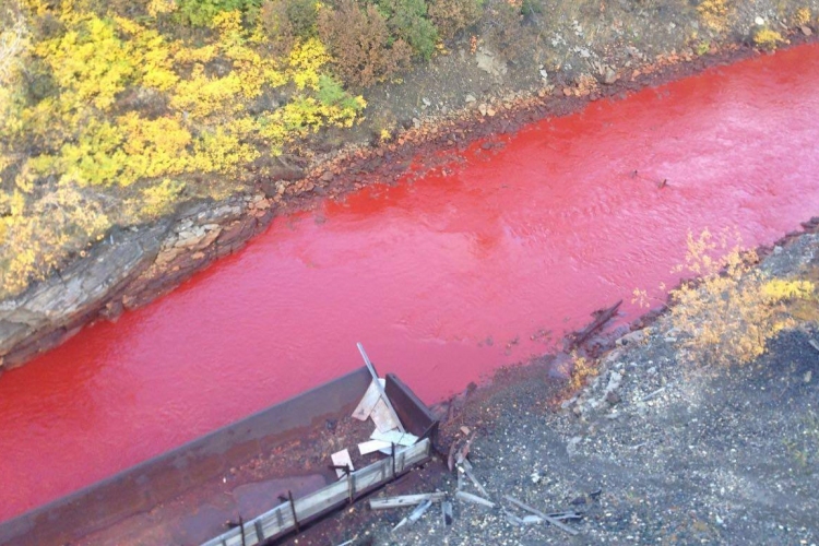 Vérvörössé vált egy észak-oroszországi folyó