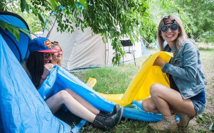 JÓFOGÁS – KARMA CAMP