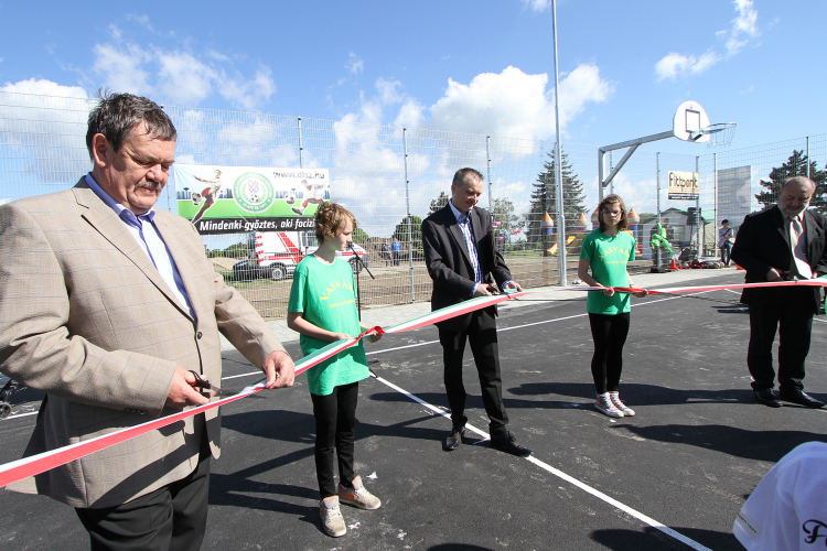 Ünnepélyesen is átadták a sportpályát