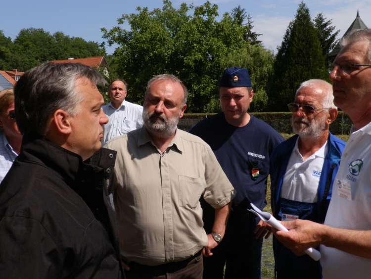 Orbán a kisapostagi gáton